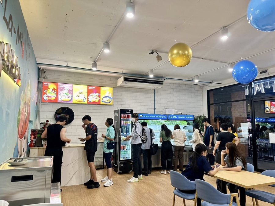 ลูกค้าเลือกวัตถุดิบที่ร้าน LA-MI MALATANG